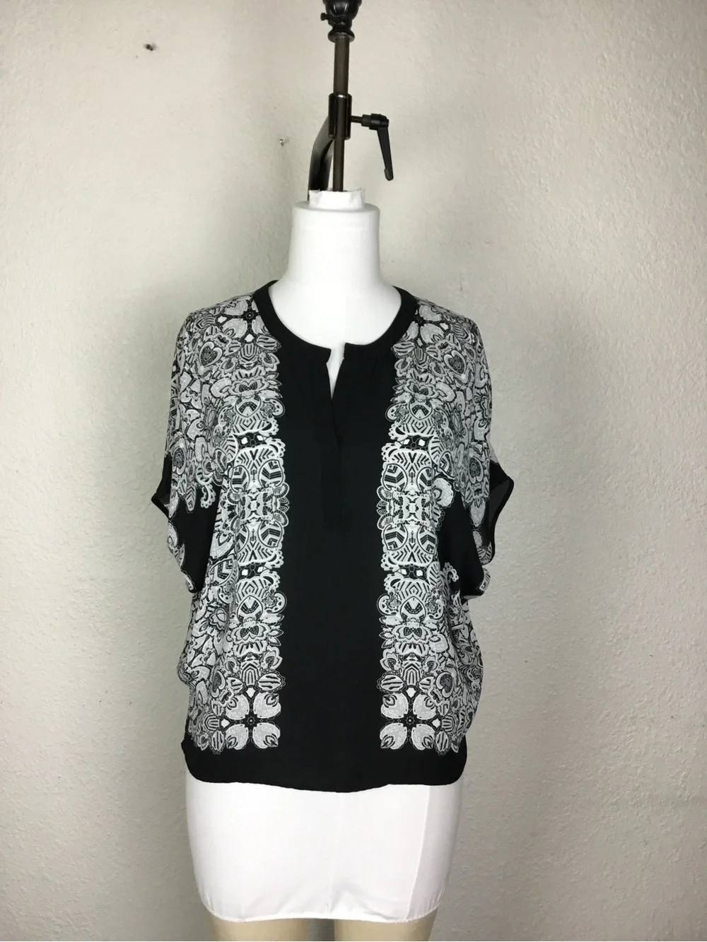 Black and White Lace-Print Short Sleeve Top - Picture 1 of 7